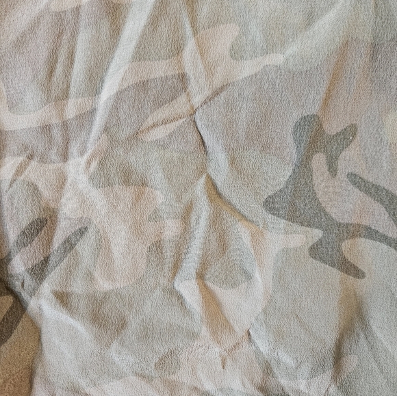 Equipment Femme Camo Silk Long Sleeve Button Down Blouse Small - Picture 3 of 7